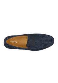 Scarpa slip-on perforata blu navy con interno in pelle liscia e dettagli cuciti, che offre un design casual e una struttura traspirante.