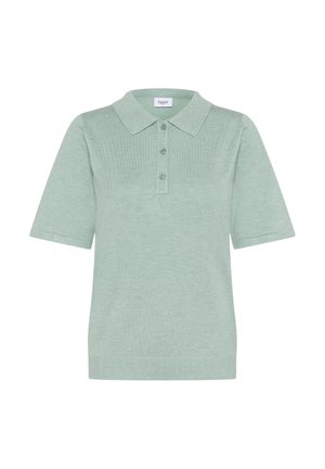 Svetlo zeleno polo majica kratkih rukava izrađena od mekane pletive tkanine. Ima klasičan ovratnik, placket s tri dugmeta i rebrasti donji rub.