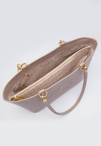 Borsa a mano color taupe chiaro con esterno in pelle liscia, hardware dorato e una tasca interna con zip. L'interno presenta una fodera decorata.