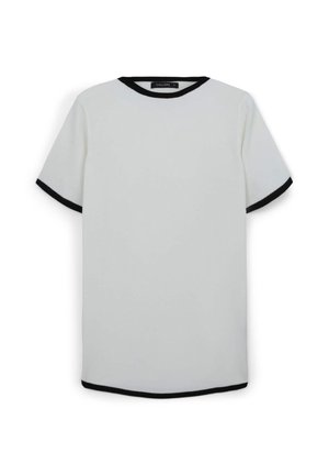 T-shirt blanc à manches courtes, bord noir autour de l'encolure et des ourlets des manches, coupe droite, texture lisse et sans motifs visibles.
