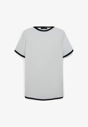 T-shirt blanc à manches courtes, bord noir autour de l'encolure et des ourlets des manches, coupe droite, texture lisse et sans motifs visibles.