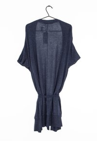 Mörk marinblå kimono-inspirerad morgonrock, gjord av lättviktsmaterial. Har en lös passform, korta ärmar och ett knytbälte i midjan.