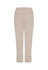 Pantalon beige à jambe droite avec taille élastique et deux poches passepoilées horizontales à l'arrière, vu de dos sur fond blanc.