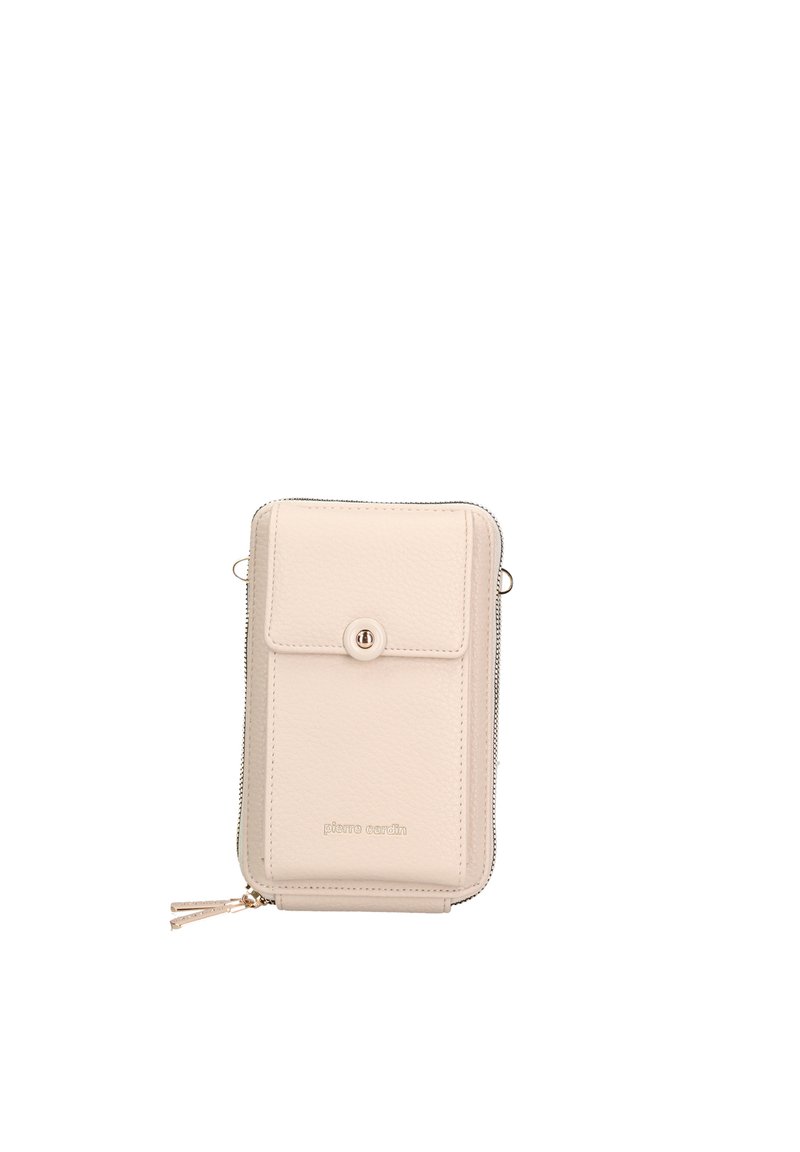 Pochette per telefono in pelle beige chiaro con pattina frontale, chiusura a scatto e zip sul fondo. Presenta un logo impresso sul davanti.