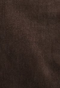 Braunes Cordura-Gewebe mit vertikalen Rippungen, weicher Textur und einer tiefen, reichen Farbe, geeignet für Polsterungen oder Kleidung.