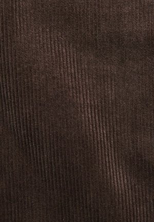 Hnedá kordurová tkanina s vertikálnymi pruhmi, jemnou textúrou a hlbokou, bohatou farbou, vhodná na čalúnenie alebo oblečenie.