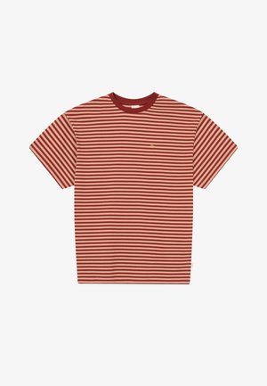 Kortermet T-skjorte med rund hals, horisontale røde og beige striper, og liten gullbrodering på brystet mot en hvit bakgrunn.