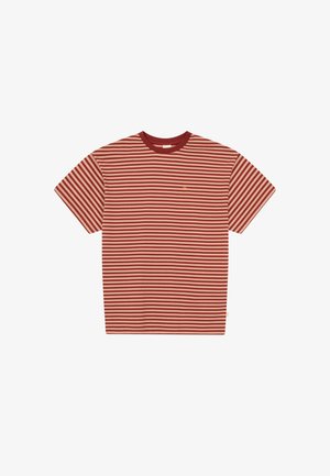 T-shirt a maniche corte con collo tondo, caratterizzata da strisce orizzontali rosse e beige e piccolo ricamo dorato sul petto, su uno sfondo bianco.