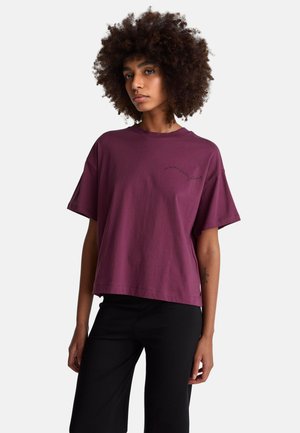 Burgunderfarbenes Oversized-T-Shirt mit kurzen Ärmeln, rundem Ausschnitt und gesticktem Schriftzug auf der Brust. Weiches Baumwollmaterial.