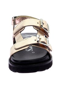 Sandali metallici d'oro con due fibbie regolabili e una suola nera testurizzata. La soletta presenta un logo in bianco. Design piatto e open-toe.