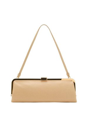 Bolso de cuero beige con un diseño estructurado, que presenta una correa desmontable y herrajes en tono dorado, textura suave y una silueta elegante.