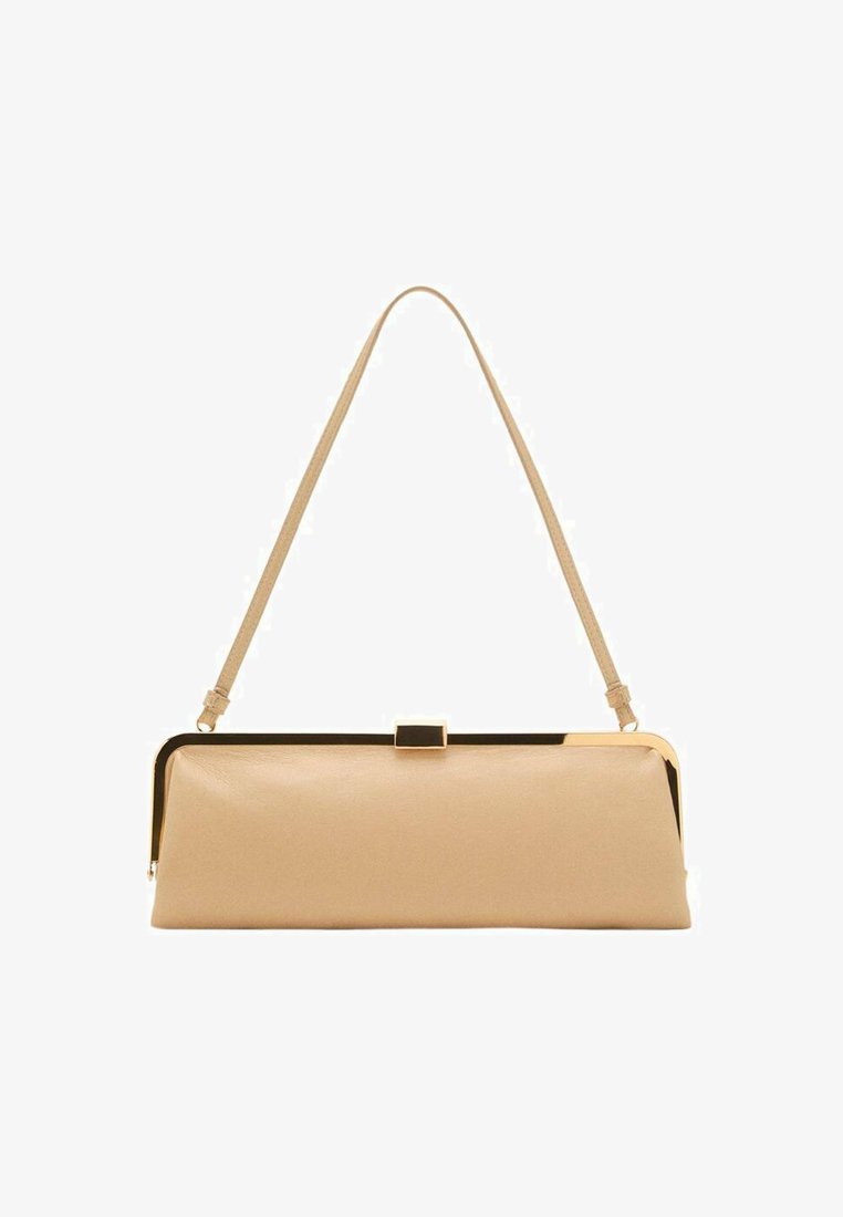 Beige Lederhandtasche mit strukturiertem Design, abnehmbarem Tragegurt und goldfarbener Hardware, glatter Textur und eleganter Silhouette.