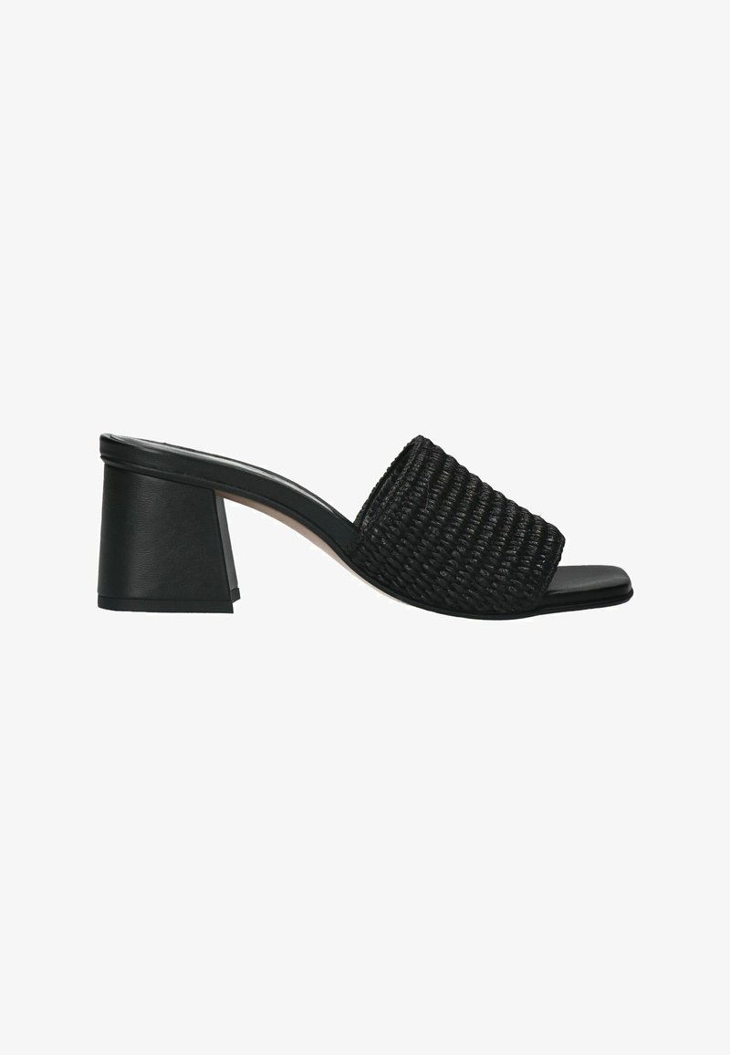 Mules à talon carré noirs avec un dessus tissé, bout ouvert, accents en cuir lisse et un talon texturé robuste, mettant en avant un design structuré.