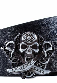 Zwarte leren riem met een metalen schedelgesp met zwaarden, gedetailleerd met spiraalpatronen en de tekst "CIPO AND BAXX."