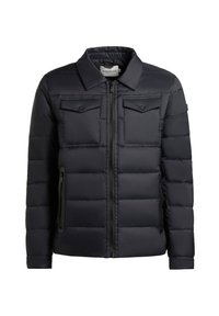 Veste noire matelassée avec fermeture éclair frontale, deux poches poitrine à rabat avec boutons, et poches latérales zippées, avec un col style chemise.