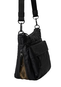 Schwarze Nylon-Schultertasche mit verstellbarem Riemen, ausgestattet mit mehreren Reißverschlussfächern und einem gefalteten Klappdeckel. Glatte Textur und strapazierfähiges Design.