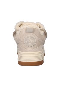 Beige sneaker met een gestructureerd suede bovenwerk, fluffy kraag en een rubberen zool. Beschikt over een cirkellogo op de hiel.