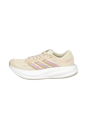 Zapatilla de correr beige clara con rayas rosas, suela blanca acolchada y parte superior de malla para transpirabilidad.