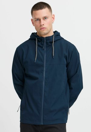 Marineblå hættejakke med lynlås foran, to sidelommer, justerbare snøretræk og glat, vandafvisende stof.