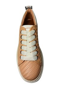 Geflochtener beiger Sneaker mit weißen Schnürsenkeln, der eine runde Zehenpartie und kontrastierende Lederdetails aufweist. Strukturierten Oberfläche mit einer flachen weißen Sohle.