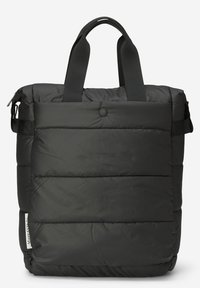 Sac fourre-tout matelassé noir avec deux poignées courtes, une fermeture par bouton en haut et une poche zippée latérale.