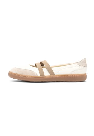 Damski casualowy płaski but w kolorze beżowym i kremowym z zamszowym noskiem, dwoma elastycznymi paskami na górze i gumową podeszwą.