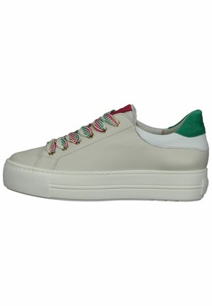 Lædersneaker med lysegrå overdel, multicolorede vævede snørebånd og grønne og hvide accenter på hælen, der har en tyk hvid sål.