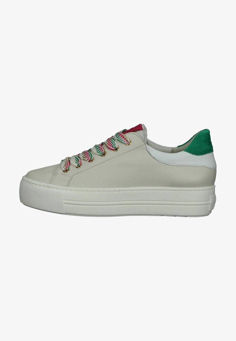 Zapatilla de cuero con parte superior en gris claro, cordones trenzados multicolores y detalles en verde y blanco en el talón, que cuenta con una suela blanca gruesa.