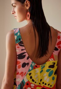 Next REGULAR FIT - Vabalt langev kleit - pink