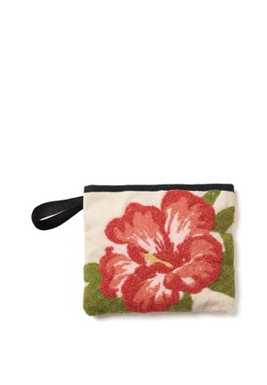 Mała beżowa tkaninowa torebka z dużym czerwonopinkowym teksturowanym kwiatem hibiskusa i zielonymi liśćmi, z czarną pętlą do trzymania.