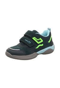 Dunkelblaue Sportschuhe mit zwei verstellbaren Klettverschlussriemen, grünen Akzenten, einer strukturierten Oberseite und einer robusten grauen Gummisohle.