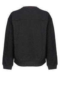 Sweat-shirt noir avec un col rond, des manches longues et une coupe décontractée. Présente des coutures plates et un ourlet qui remonte légèrement à l'arrière.