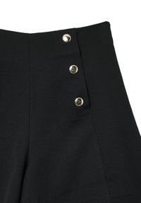 Schwarze hoch taillierte Hosen mit drei metallischen Knöpfen auf der Vorderseite. Glattes, strukturiertes Gewebe mit sauberen Nähten und maßgeschneidertem Design.