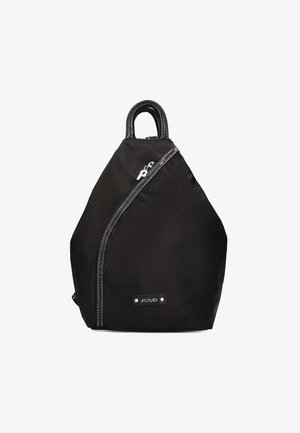 Sac à dos en nylon noir à la forme triangulaire unique. Il comprend un compartiment principal zippé, une poignée supérieure en cuir et des détails en métal argenté.