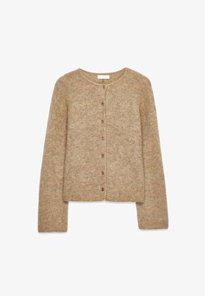 Cárdigan de punto beige con mangas largas, escote redondo y seis botones en la parte delantera, exhibido sobre un fondo blanco.