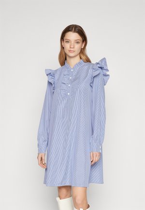 Himmelblau gestreiftes Kleid mit Rüschenakzenten an den Schultern, Knopfleiste vorne und langen Ärmeln. Weicher Stoff, knielang und entspannter Schnitt.