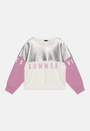 Sweatshirt à col rond avec un dessus métallique argenté, un milieu blanc et des manches roses, portant le mot "ÉTÉ" en rose sur la poitrine.