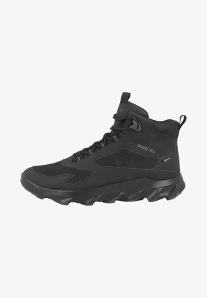 Czarne buty trekkingowe o solidnym designie, z siateczkowymi panelami, wysokim wsparciem kostki oraz teksturowaną, grubą podeszwą zapewniającą dobrą przyczepność.