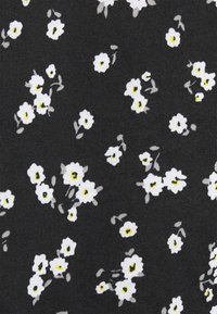 Tissu noir avec de petites fleurs blanches éparpillées uniformément, chaque fleur ayant un centre jaune et de petites feuilles grises.