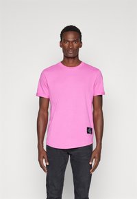 Calvin Klein Jeans BADGE TURN UP SLEEVE - Základné tričko - pink amour