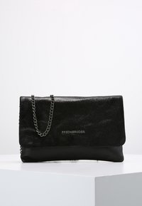 Černá kabelka přes rameno vyrobená z texturovaného semiše s kontrastním hladkým koženým dnem. Obsahuje stříbrný řetízek a detaily s logem.