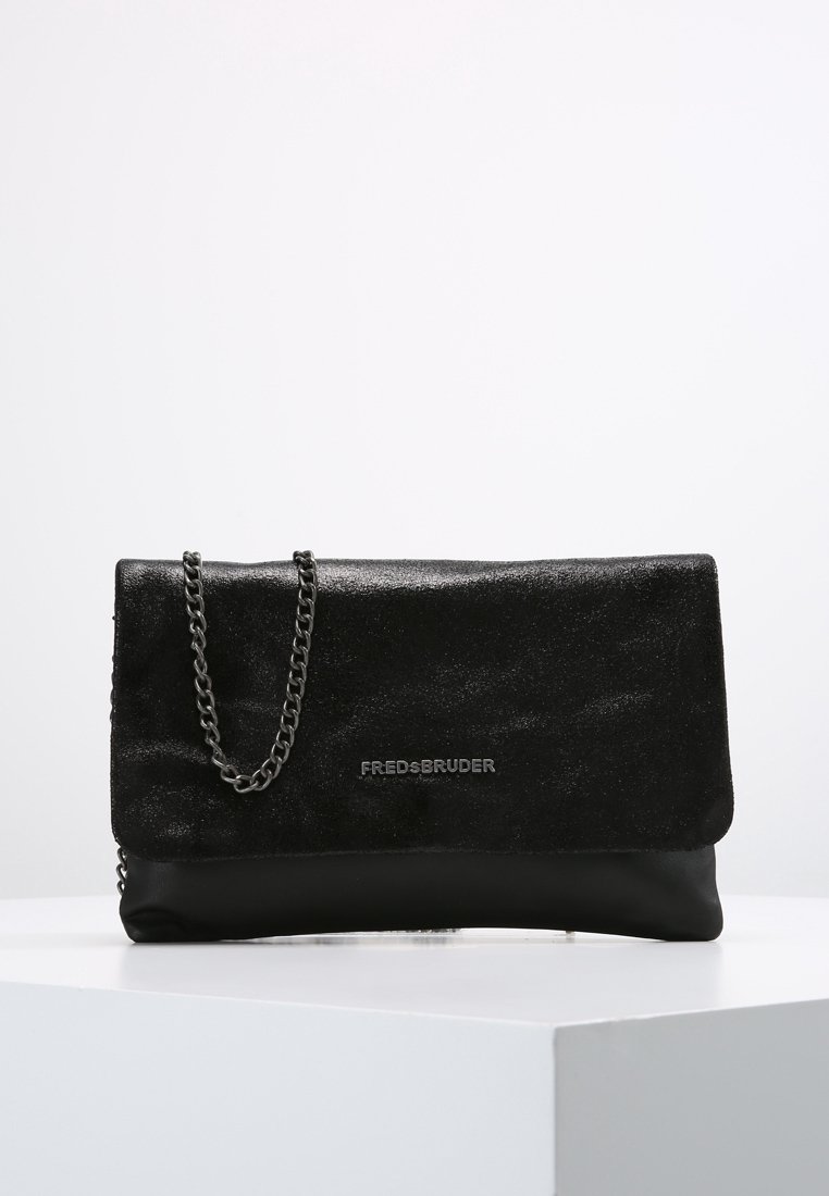 Černá kabelka přes rameno vyrobená z texturovaného semiše s kontrastním hladkým koženým dnem. Obsahuje stříbrný řetízek a detaily s logem.