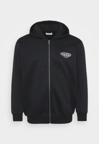 Crna zip-up dukserica napravljena od mekog pamuka. Ima kapuljaču, prednji zip i mali bijeli logo na lijevoj strani prsnog koša. Ribani rukavi i donji rub.