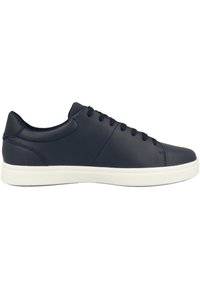 Zapatillas de cuero azul marino con un acabado texturizado, suela de goma blanca y seis ojales para los cordones. Diseño simple y de perfil bajo.