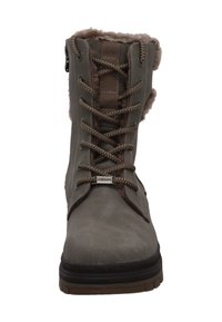 Botte en simili cuir gris avec une doublure douce imitant la fourrure marron, design à lacets avec lacets à motifs. Comprend une fermeture éclair sur le côté et une semelle robuste.