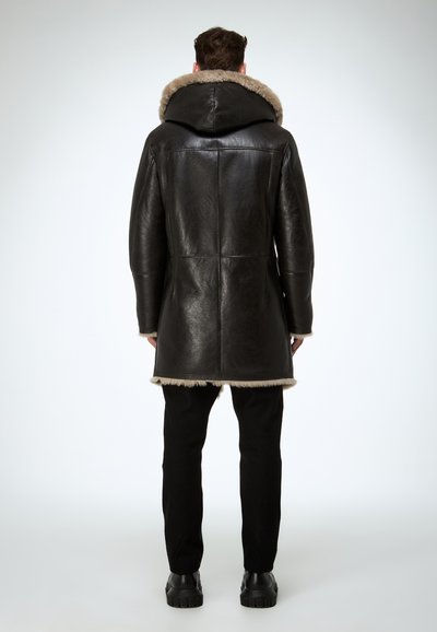 Schwarzer Ledermantel mit großer Kapuze und Pelzbesatz am Kragen und Saum. Das Design zeichnet sich durch eine glatte Textur und eine taillierte Passform aus.