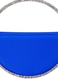 Kék selyemkézi táska félhold alakban, fényes, strasszkövekkel díszített fogantyúval és steppelt szélekkel a részletek fokozása érdekében.
