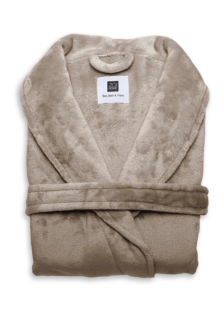 Bata de baño de color beige, de felpa, doblada ordenadamente con un cinturón atado. Presenta una textura suave y peluda, y una pequeña etiqueta en el escote.