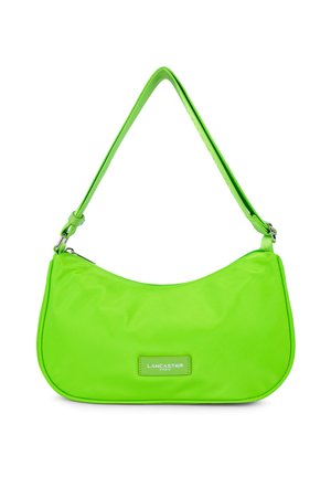 Sacoche en nylon vert avec une forme arrondie, une bandoulière amovible et une étiquette avec le logo "LANCASTER PARIS". Texture lisse et finition brillante.