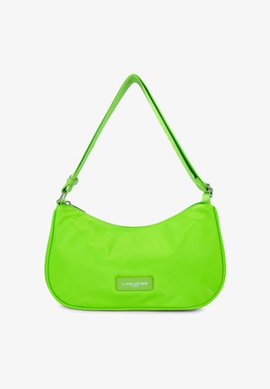 Sacoche en nylon vert avec une forme arrondie, une bandoulière amovible et une étiquette avec le logo "LANCASTER PARIS". Texture lisse et finition brillante.